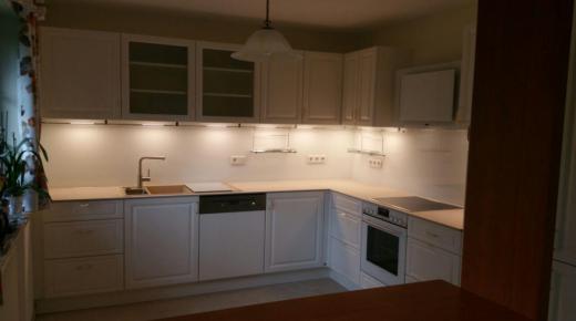 Küche eines Landhauses mit Weißlack beleuchtet