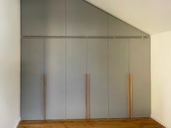 Einbauschrank grau mit Griffleisten aus Eiche