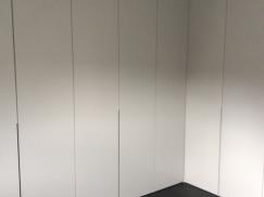 Kleiderschrank in grau