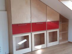 Holzschrank mit roten Elementen und Glastüren