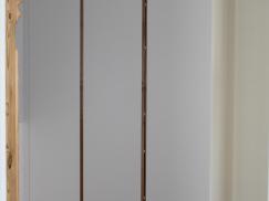 Einbauschrank mit Weißlack mit Rüstergriffleiste