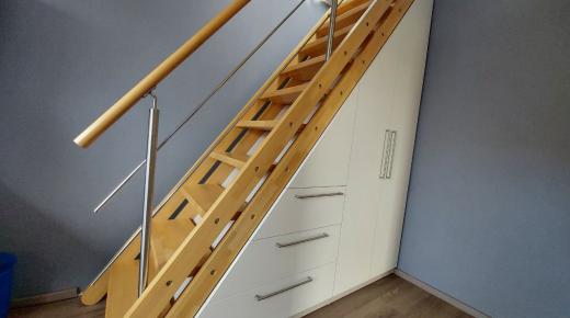 Treppenschrank