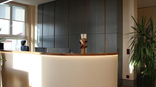 Ausstellung Einbauschrank mit lackierter Oberfläche