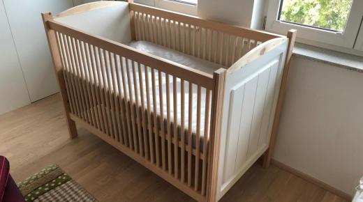 Baby-Bett aus Holz