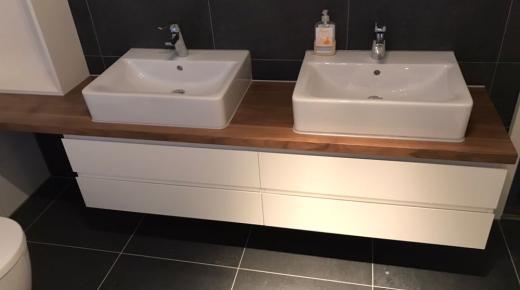 Waschtisch in weiß mit Holzplatte und zwei Waschbecken 