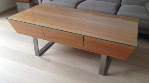 Kleiner Holztisch mit Glasplatte im Wohnzimmer