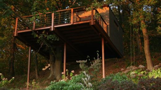 Außenansicht Terrasse eines Baumhauses