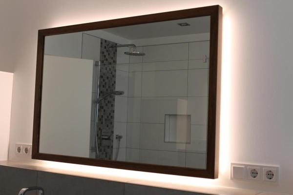 Badspiegel mit Belichtung 