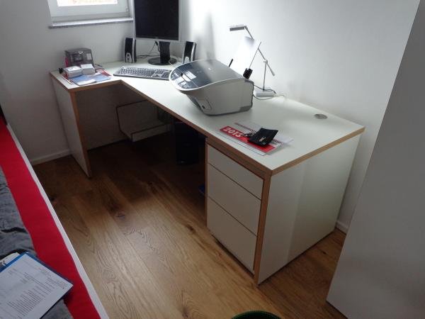 Holz-Schreibtisch in weiß 