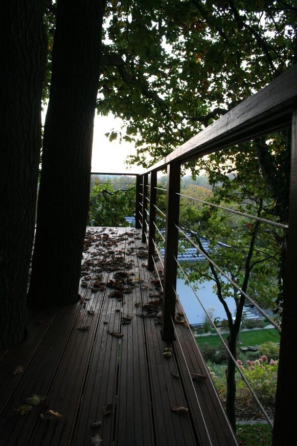 Terrasse eines Baumhauses 