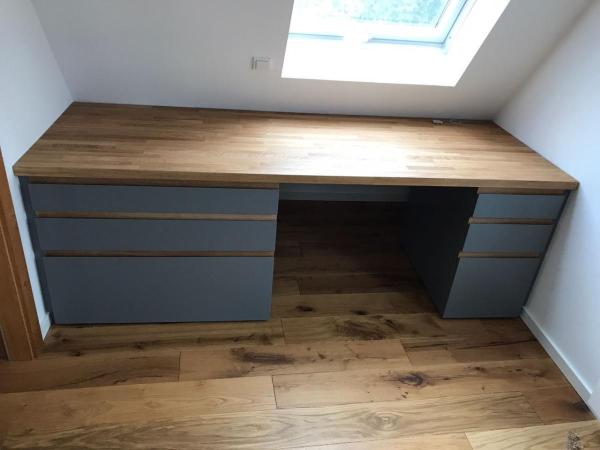 Holz-Schreibtisch mit grauen Schubladen