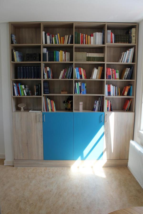 Holzregal mit blauen Elementen 