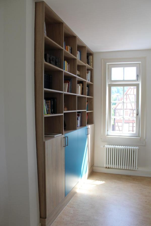 Holz-Regal mit blauen Elementen 