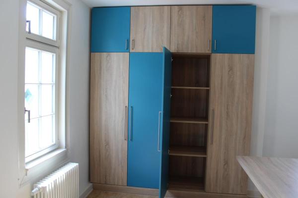 Holzschrank mit blauen Elementen 