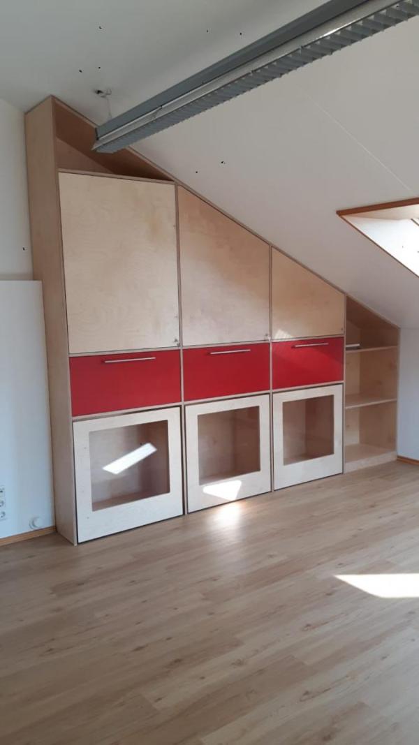 Holzschrank mit roten Elementen und Glastüren