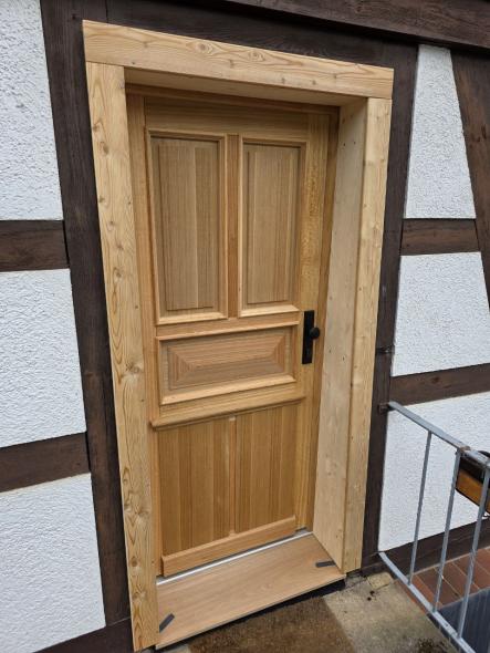 Holzhaustür Eukalyptus außen