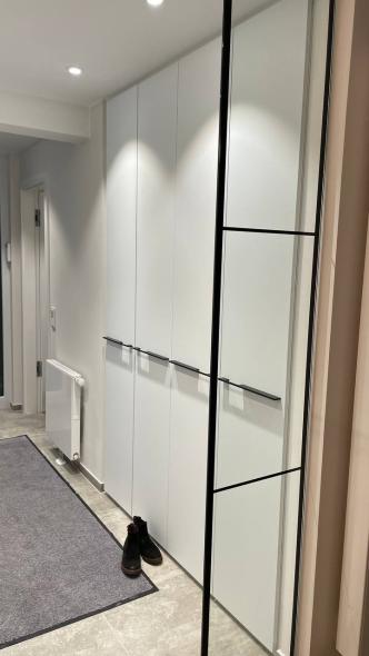 Garderobe schwarze Griffe