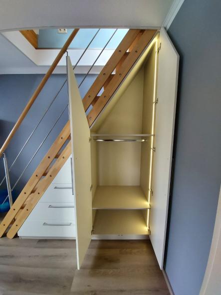 Treppenschrank mit Beleuchtung