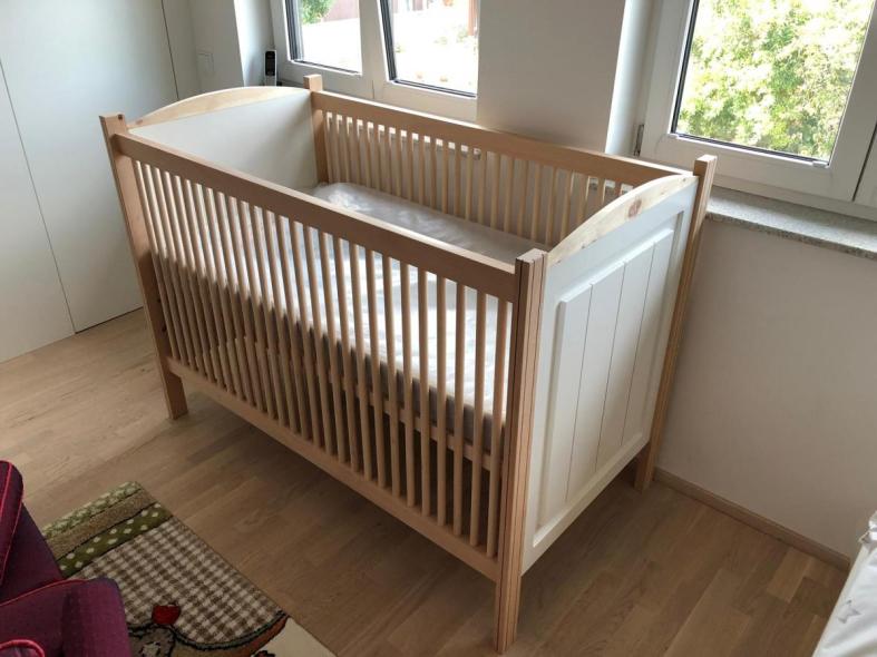 Baby-Bett aus Holz