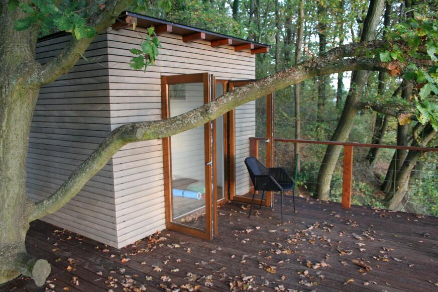Außenansicht Terrasse eines Baumhauses