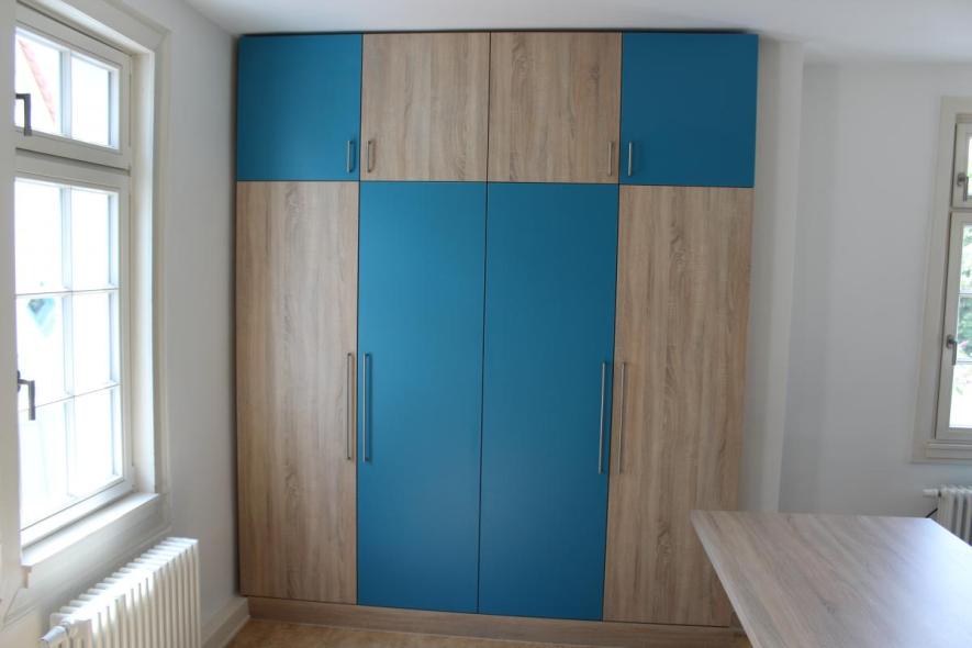 Holz-Kleiderschrank mit blauen Elementen