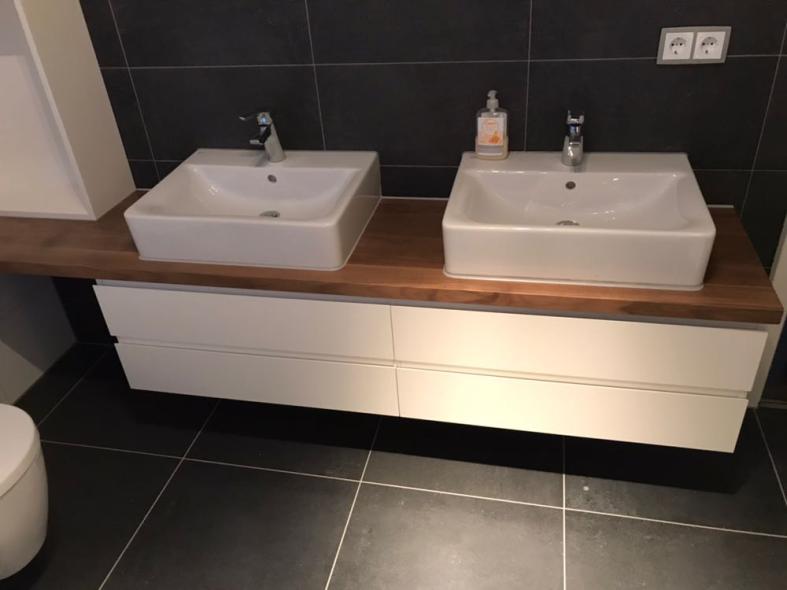 Waschtisch in weiß mit Holzplatte und zwei Waschbecken