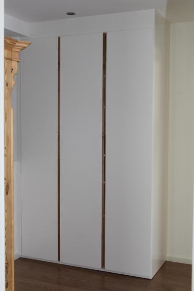 Einbauschrank mit Weißlack mit Rüstergriffleiste